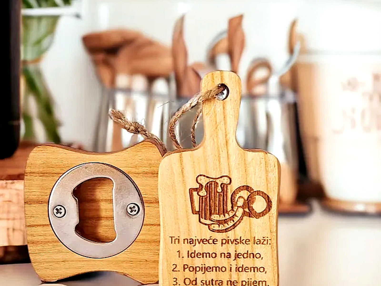 Personalizirani drveni otvarač za boce